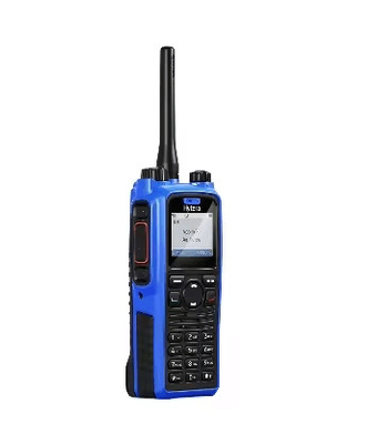 Radio a due vie impermeabile secondo gli standard PD795EX FM e IEC con protezione IP67 contro polvere e acqua.